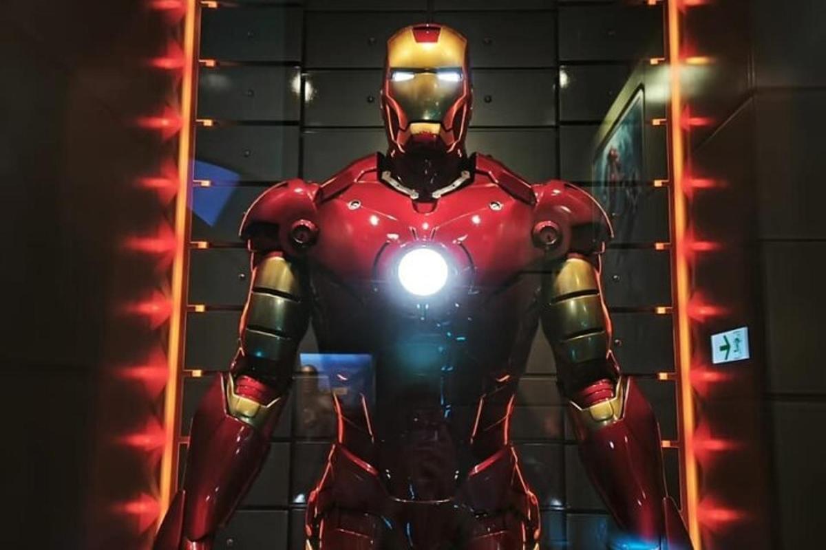 obrázek obleku Iron Mana v koupelně