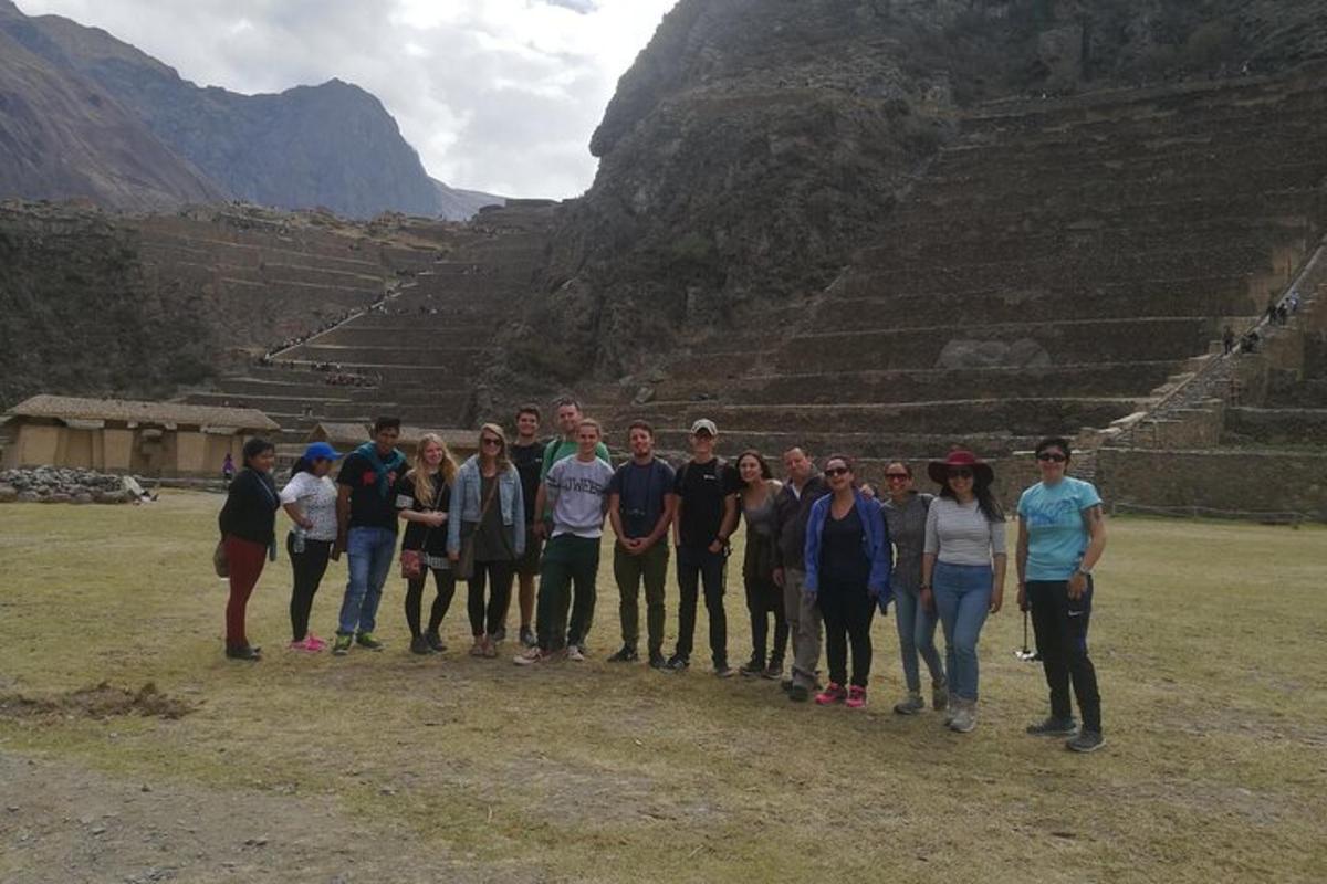un grup de persones dretes davant d'un amfiteatre