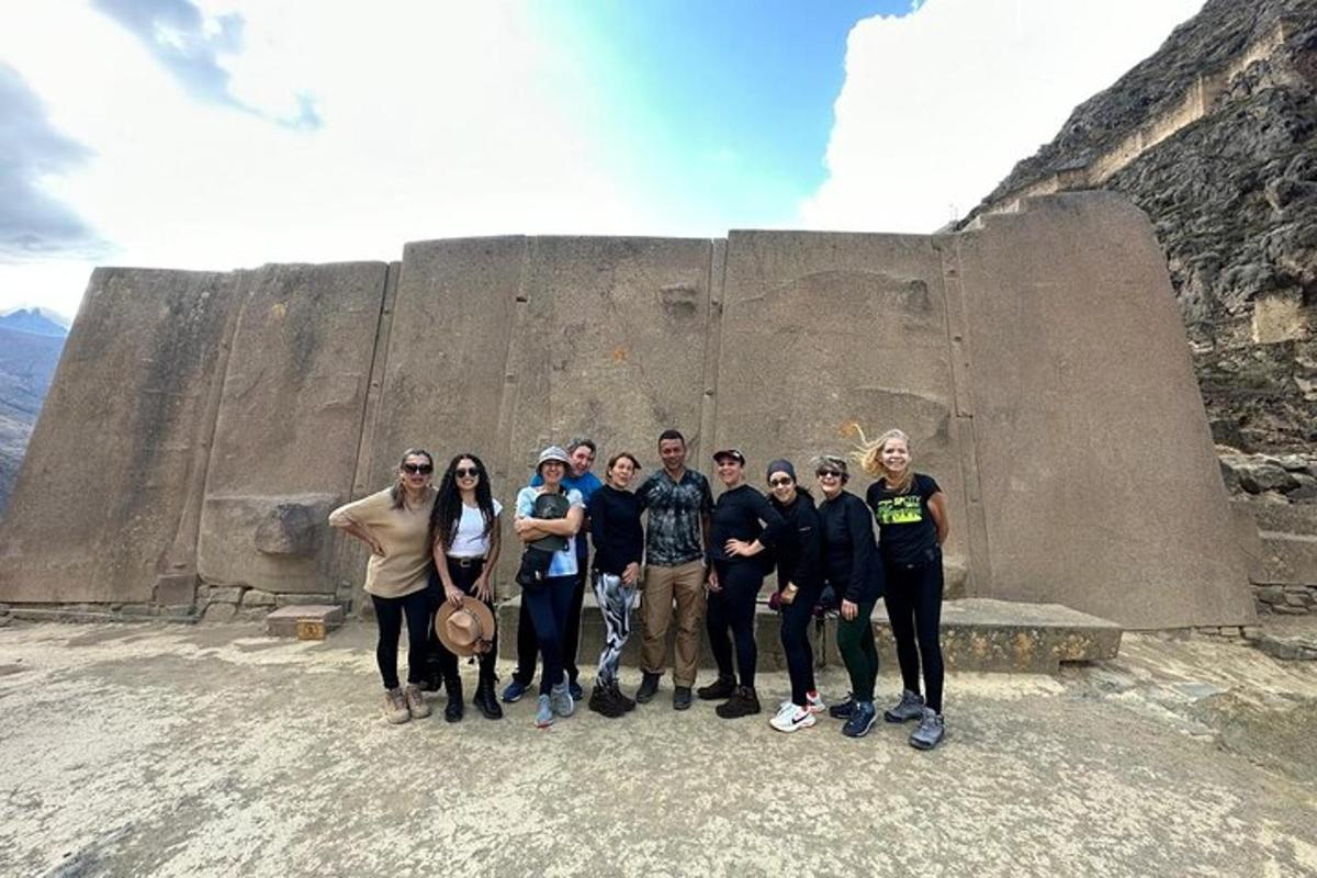 un grup de persones dretes davant d'una paret