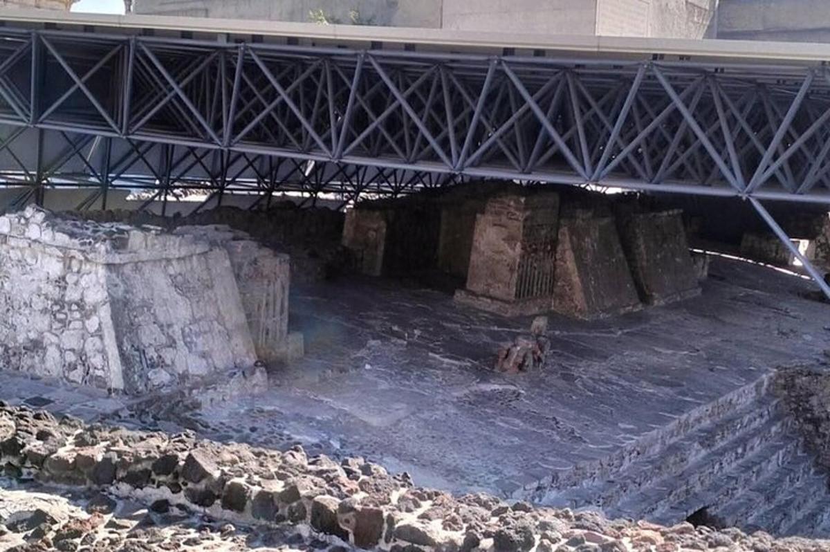 міст через водойму з камінням