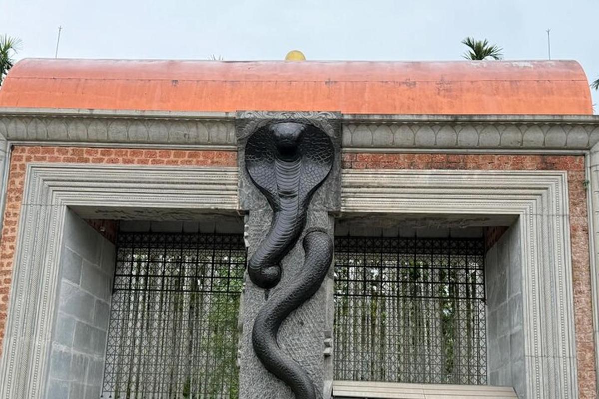 a statue of an elephant on the side of a building