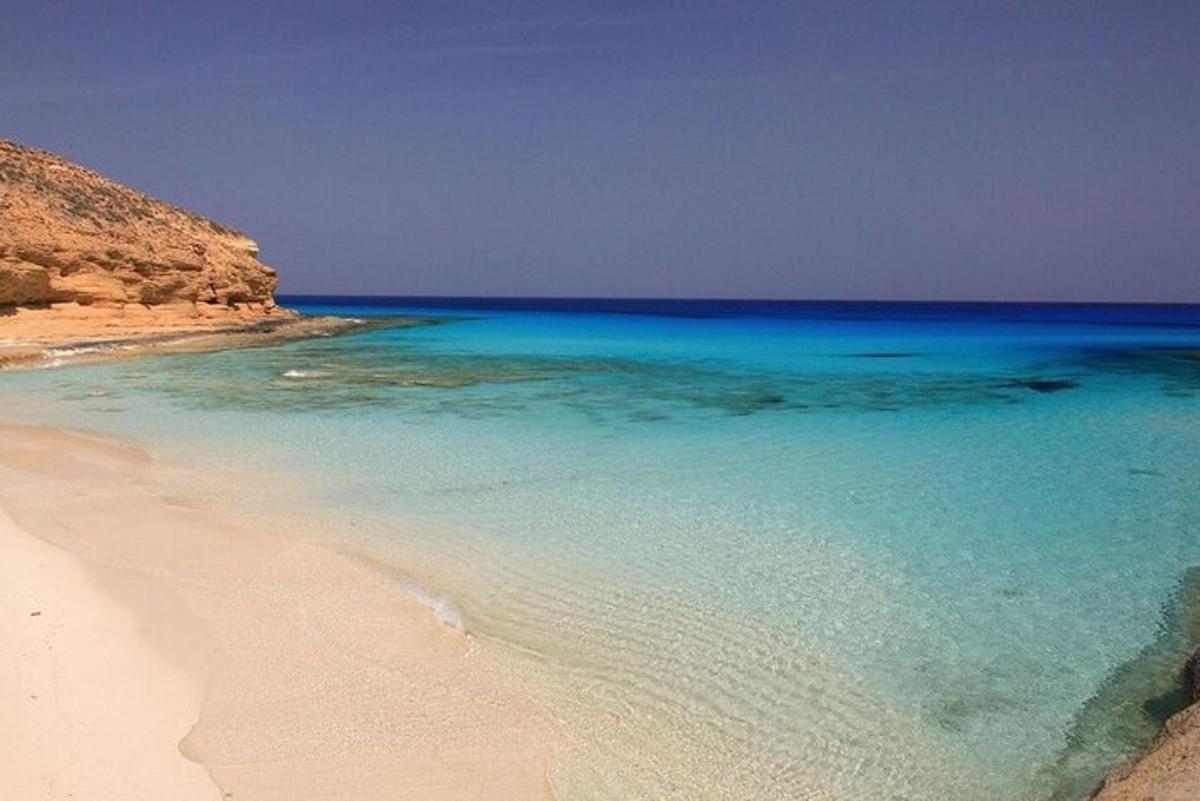 拥有清澈湛蓝海水和悬崖的海滩