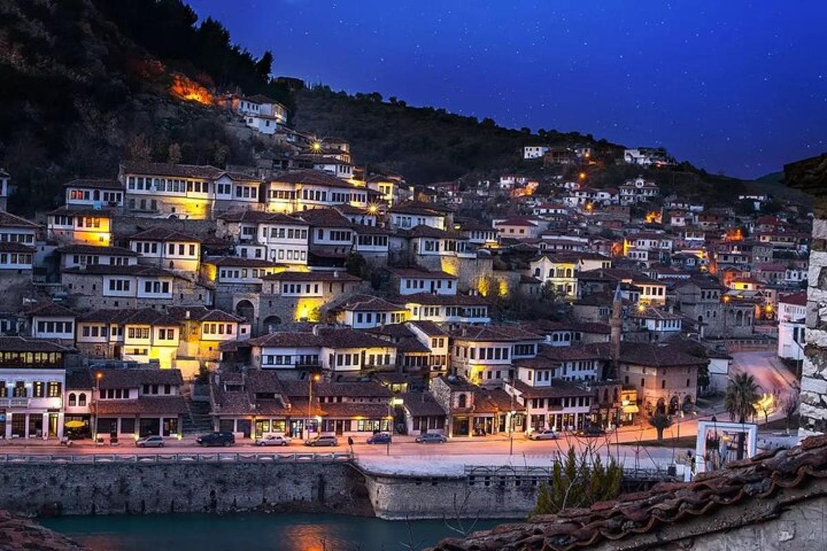 uma cidade em uma colina à noite