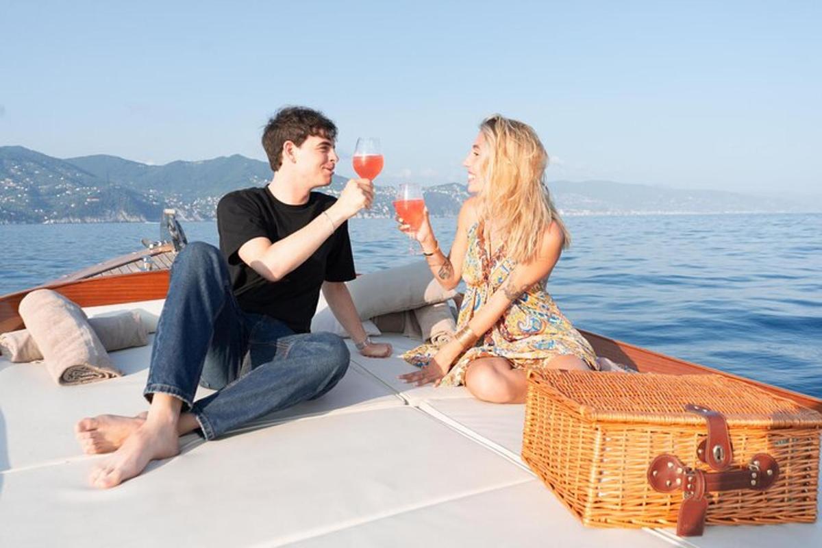 Un hombre y una mujer sentados en un barco bebiendo vino