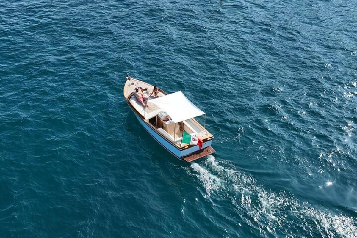 Un barco con gente en el agua