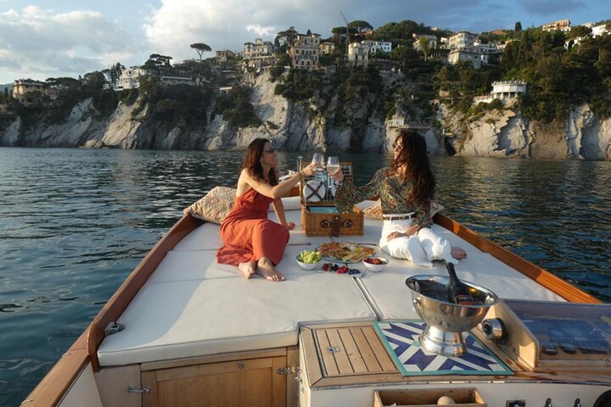 Dos mujeres sentadas en un bote en el agua