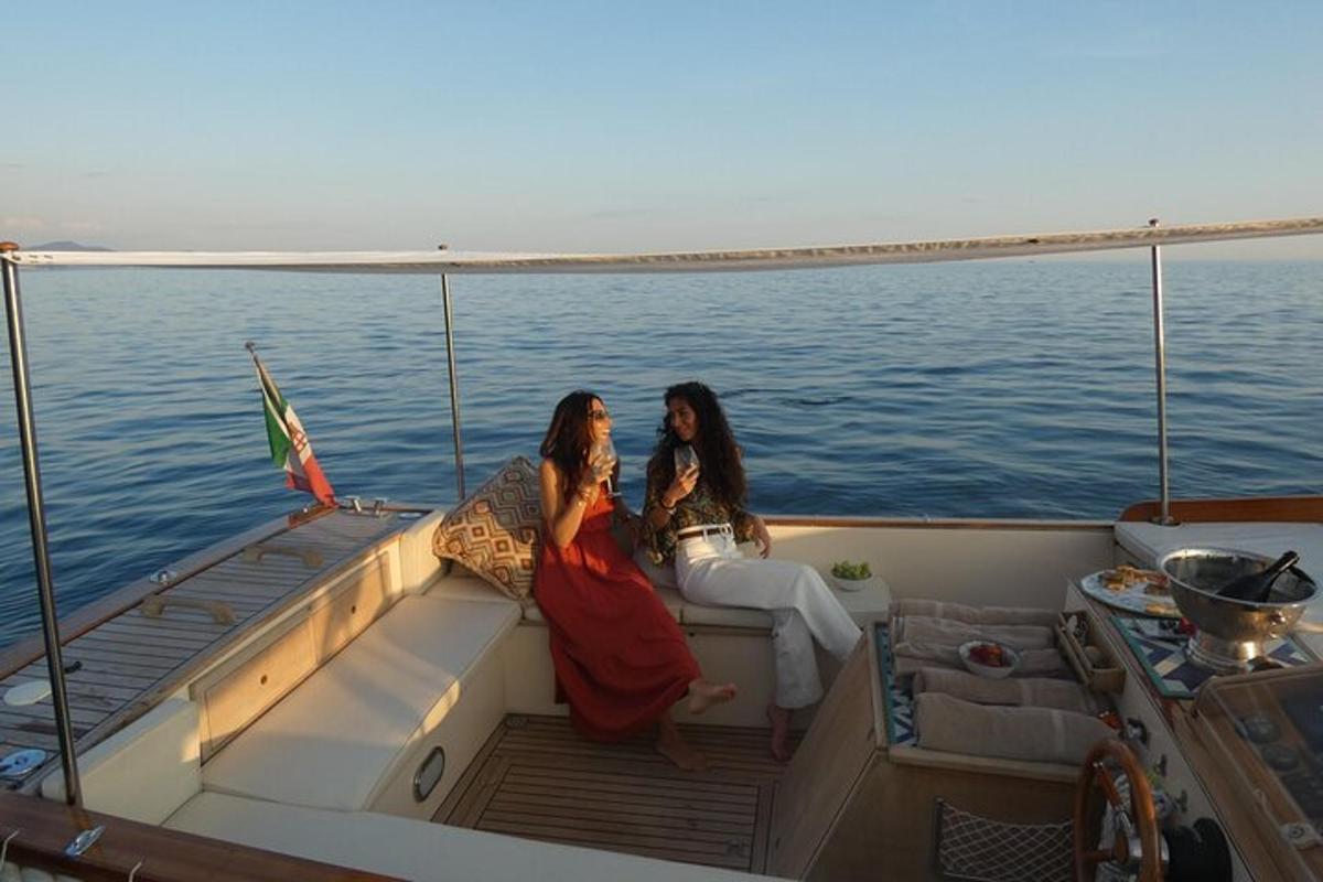 Dos mujeres sentadas en un bote en el agua