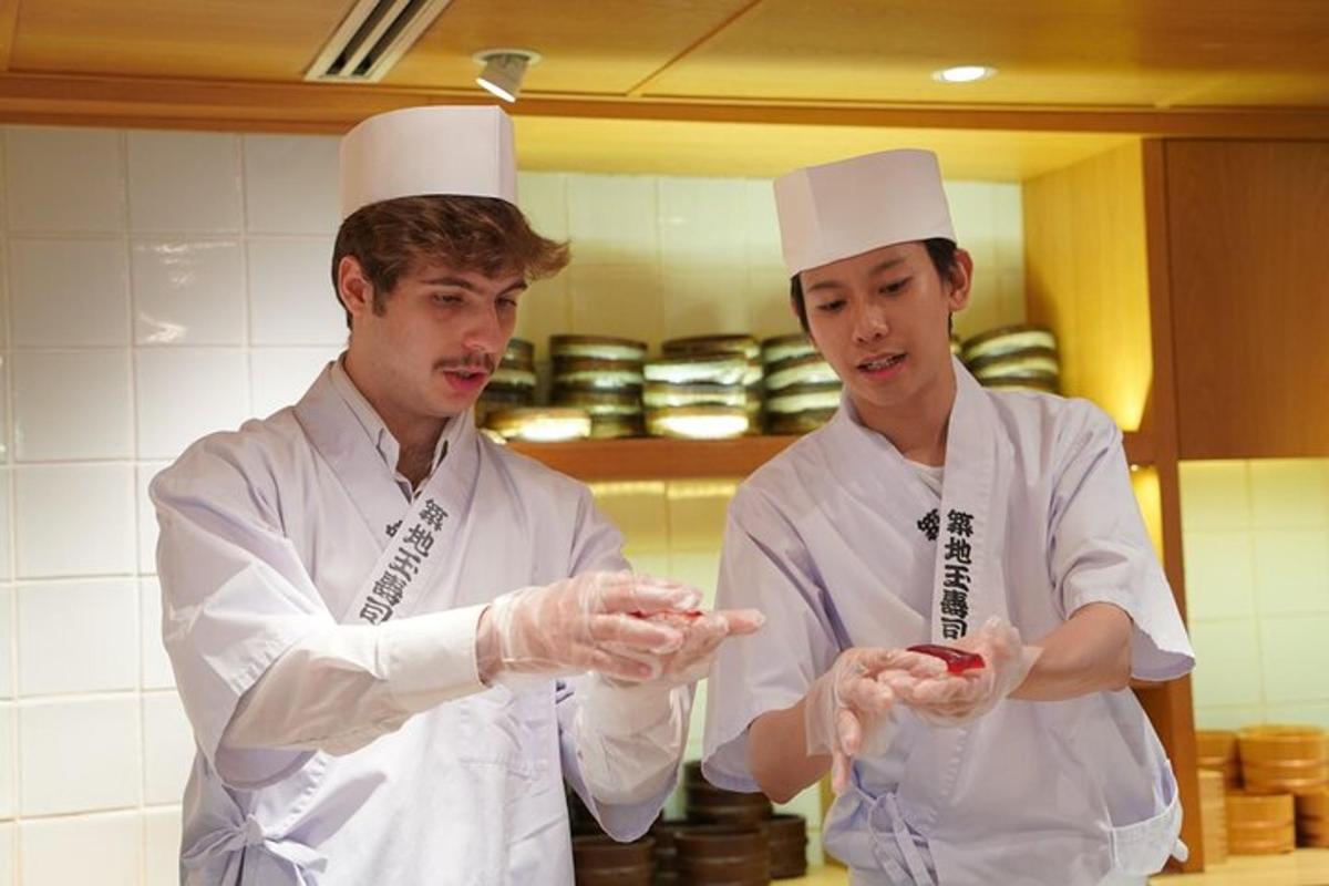 两位厨师站在厨房准备食物