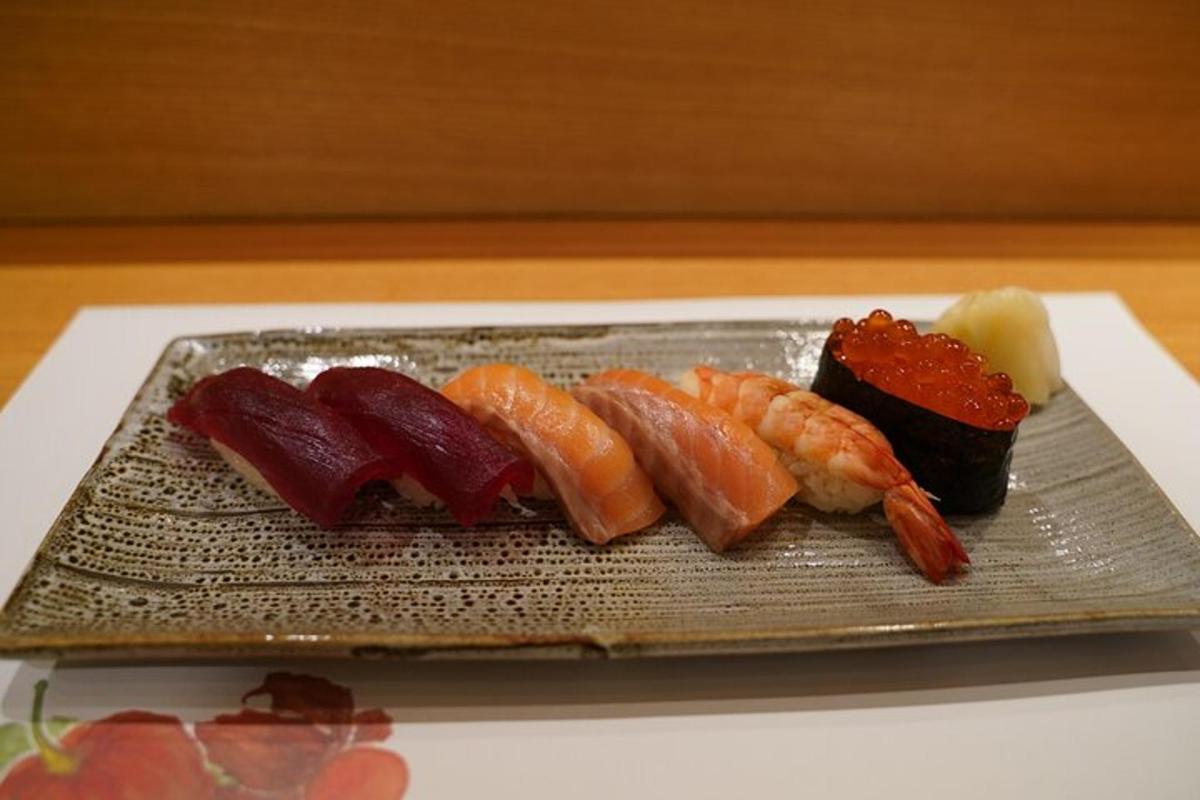 Un plato de comida con diferentes tipos de sushi.