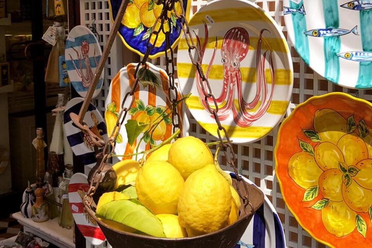 un cesto di limoni su un tavolo con piatti