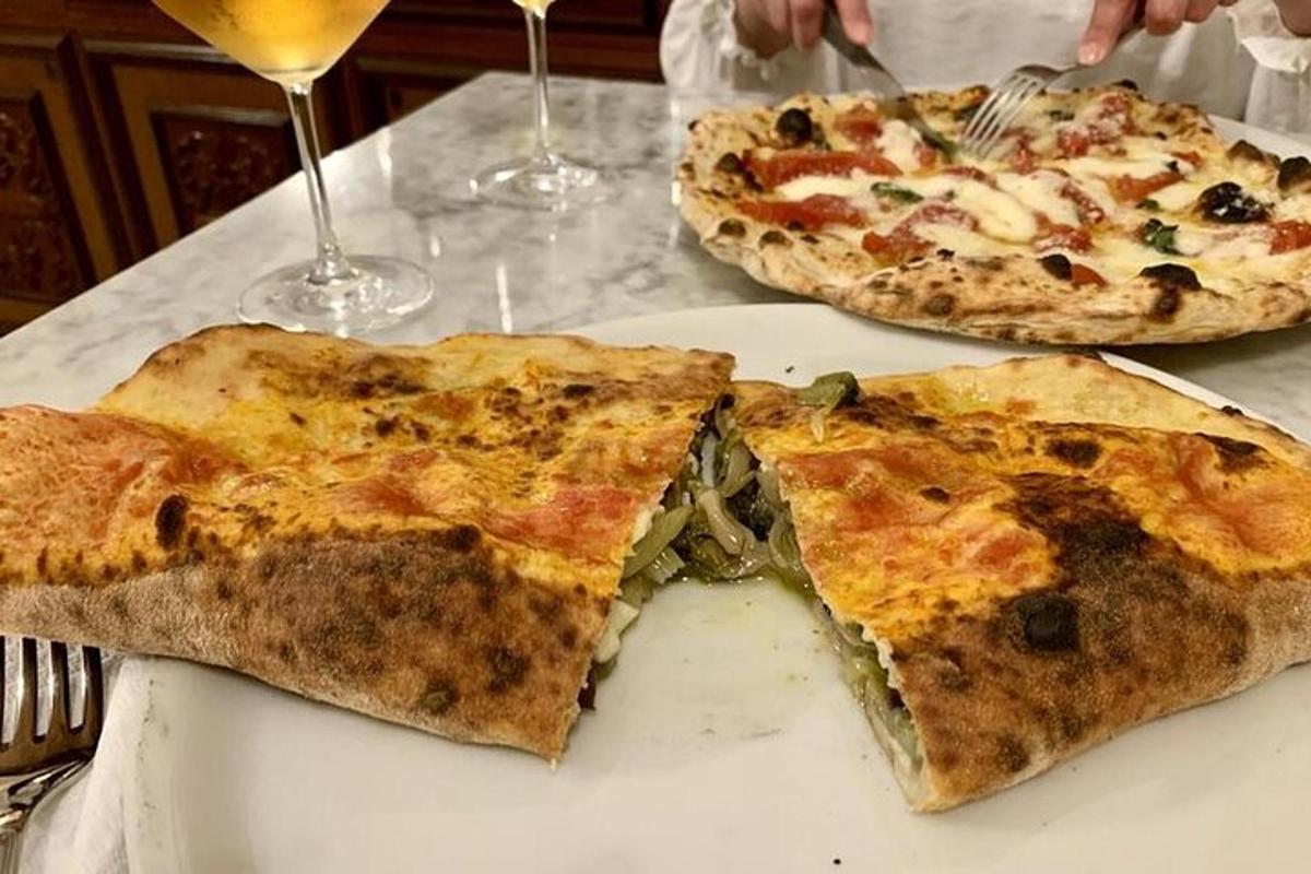 duas fatias de pizza em um prato branco sobre uma mesa