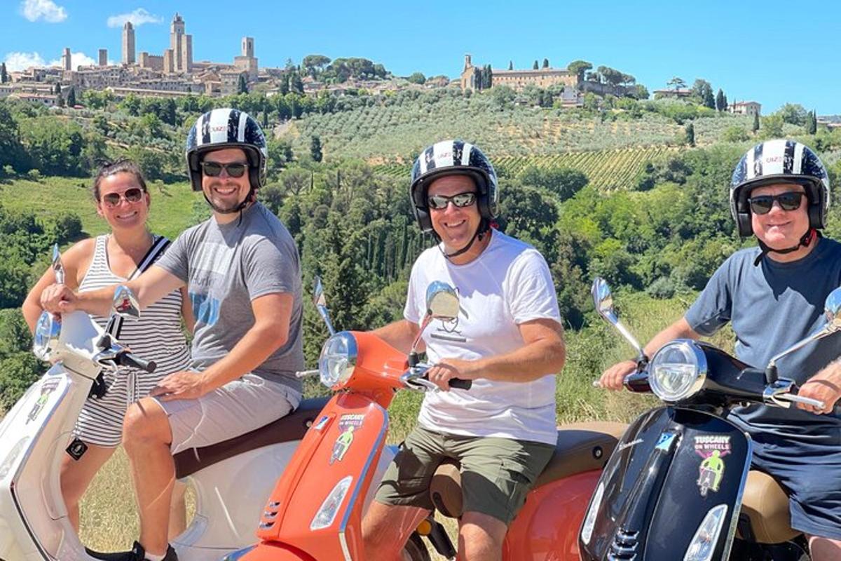um grupo de três homens sentados em scooters