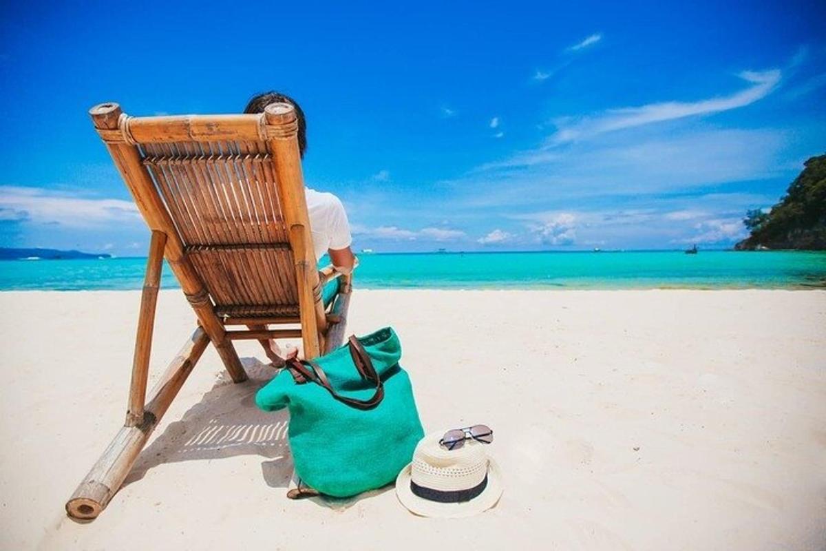 osoba siedząca na krześle na plaży