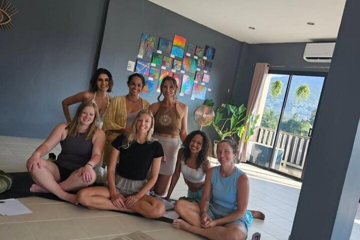 un gruppo di donne sedute sul pavimento in una stanza