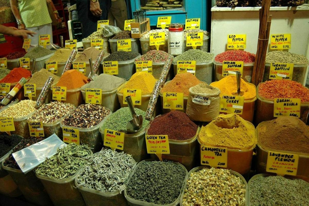un mercato con molti tipi diversi di spezie