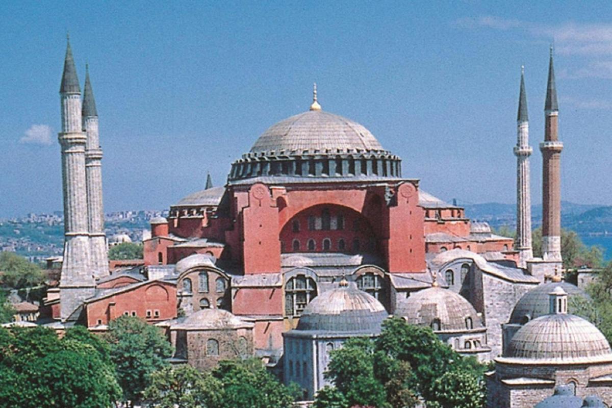un grande edificio con cupole e moschee