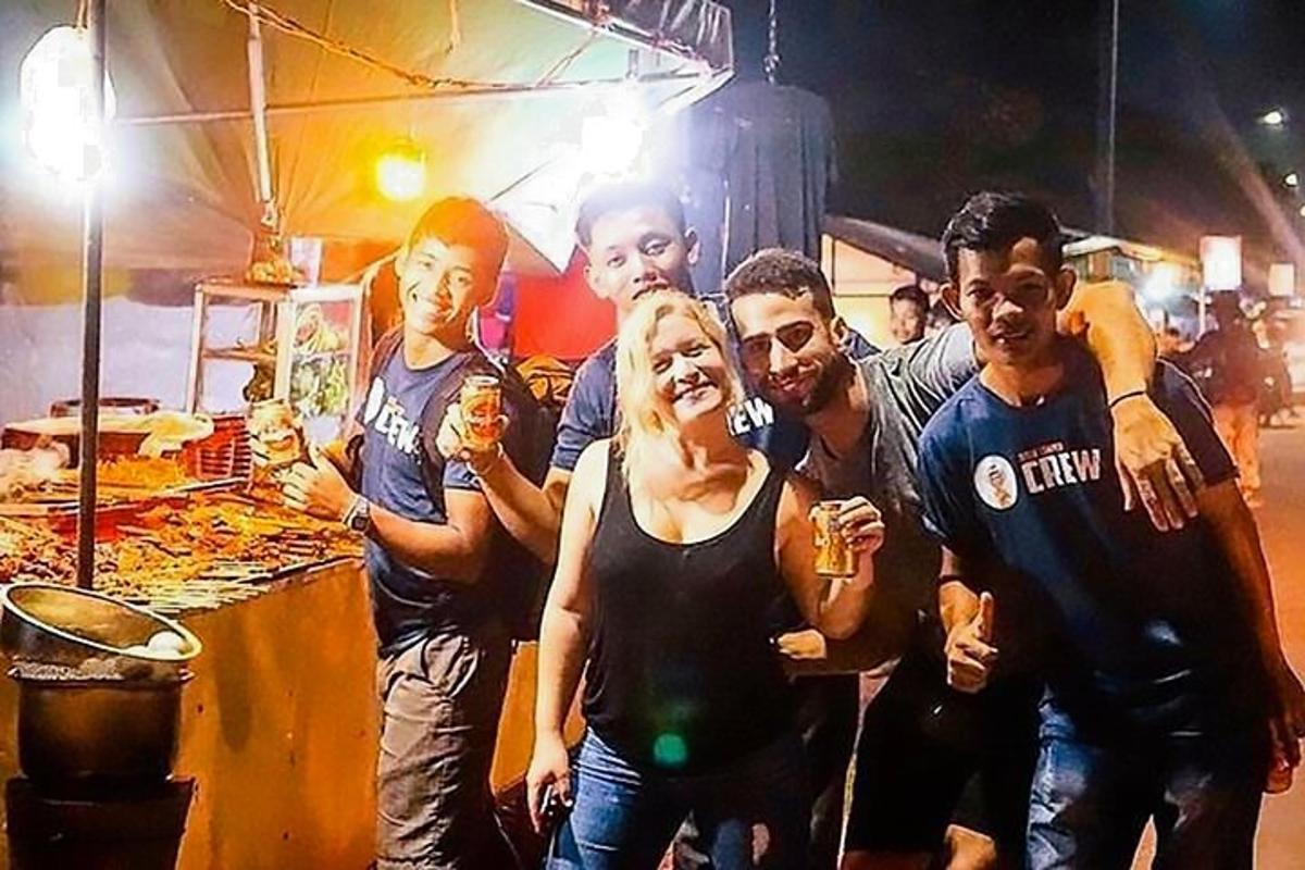skupina lidí pózujících pro fotografii s drinky
