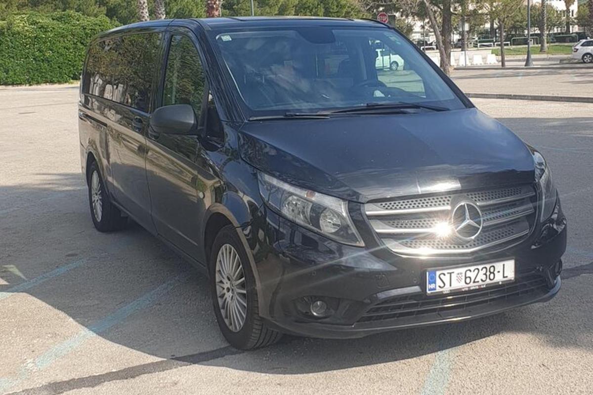 egy fekete furgon parkolt a parkolóban
