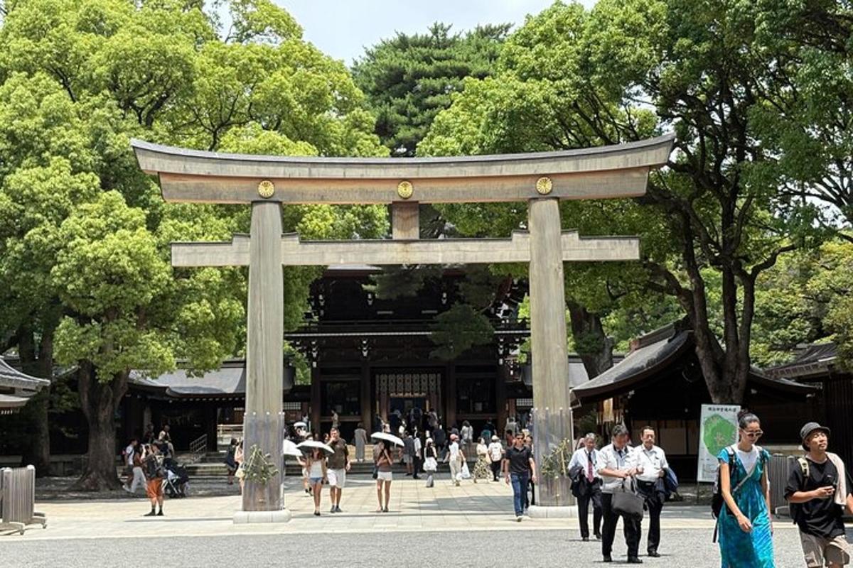 một cổng torii trong công viên với mọi người đi bộ xung quanh