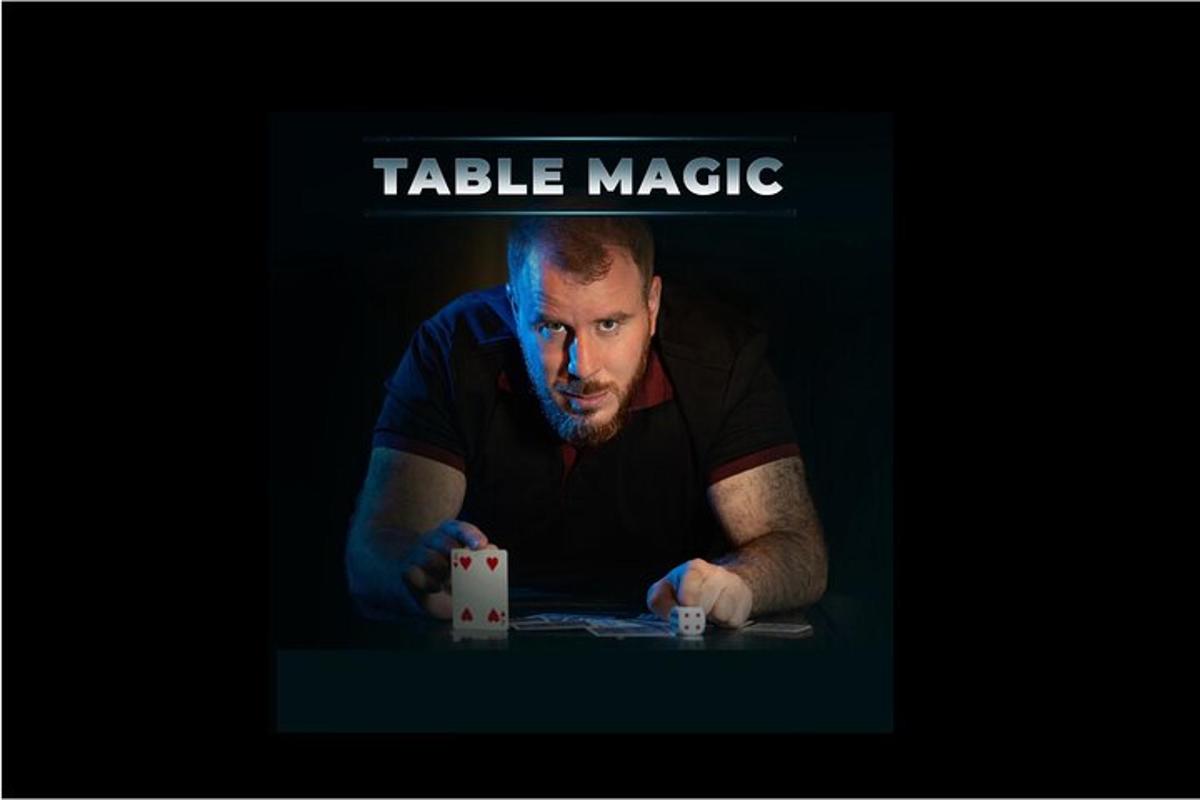 moški sedi za mizo in igra poker s kockami