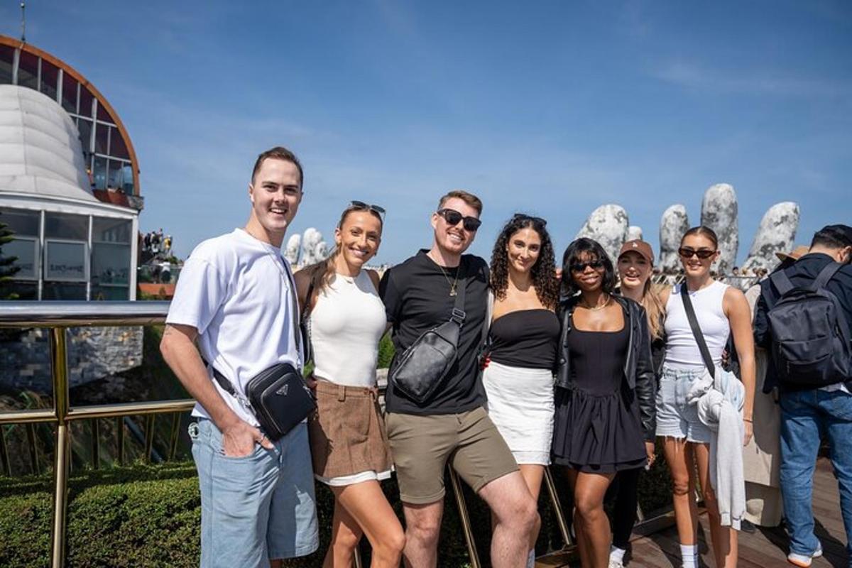 um grupo de pessoas em pé em frente a uma estátua