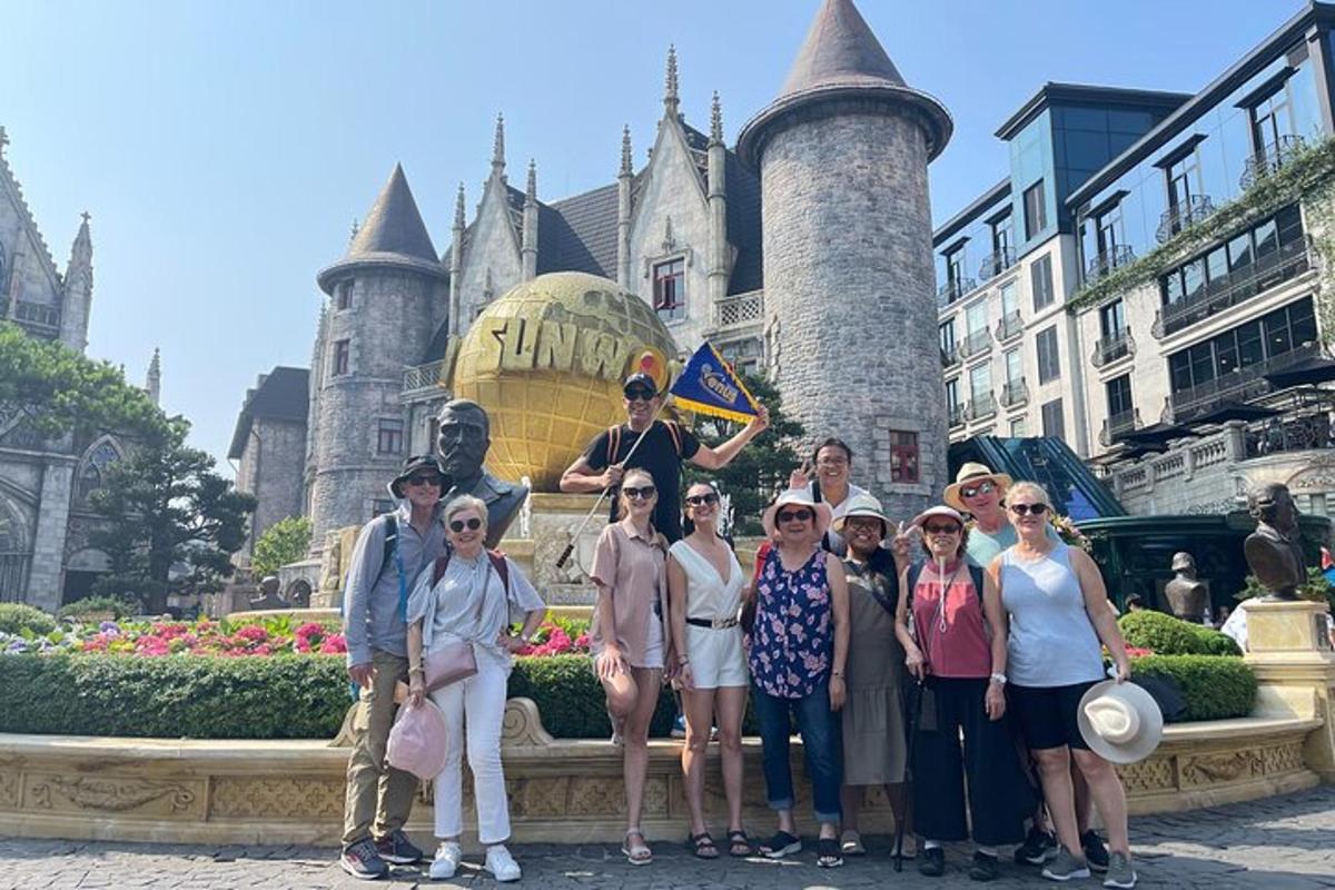 um grupo de pessoas em pé em frente a um castelo