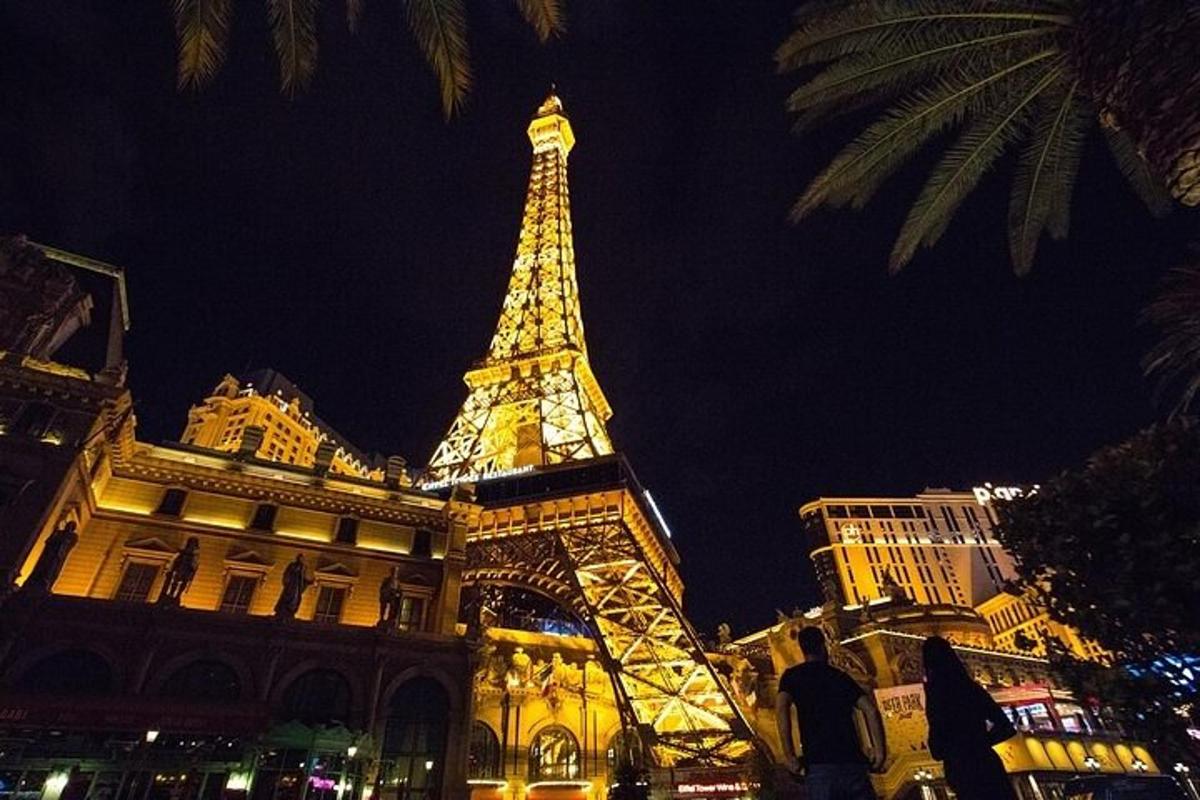 una vista de la Torre Eiffel a la nit
