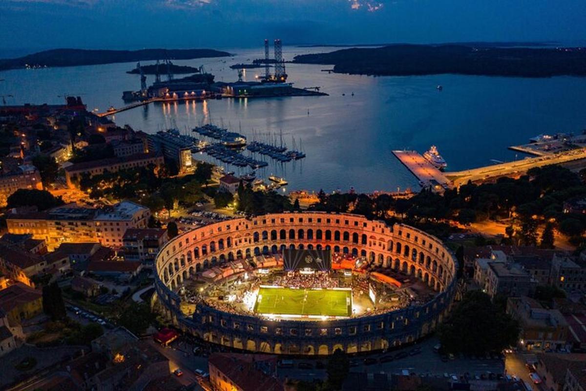 μια εναέρια άποψη ενός σταδίου τη νύχτα