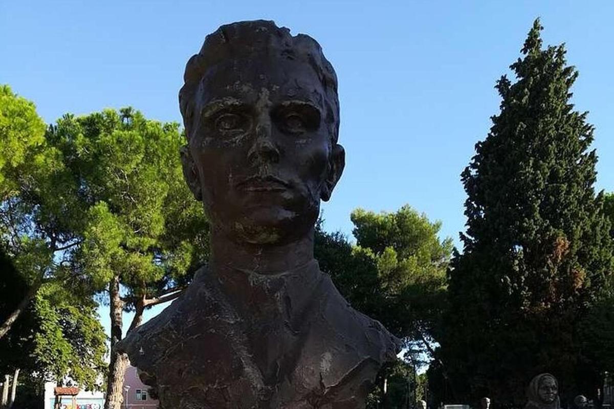 ένα άγαλμα προτομής ενός ατόμου
