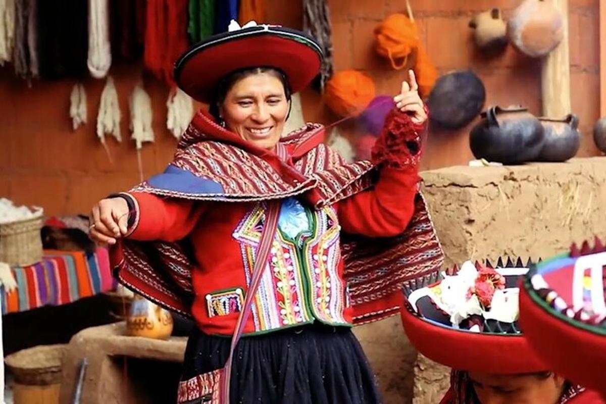 una donna in abito indiano in piedi in un negozio