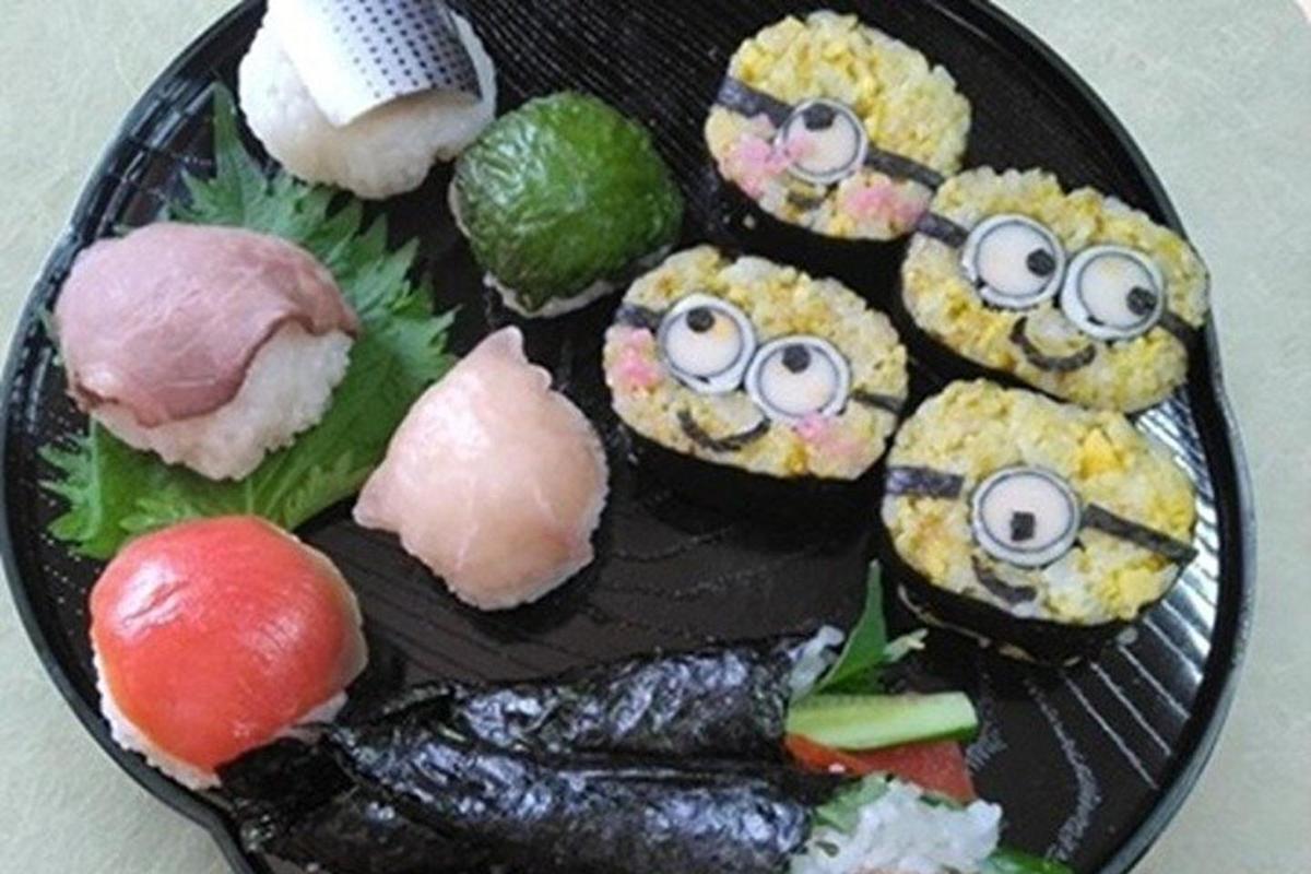 un piatto di cibo con occhi e sushi sopra