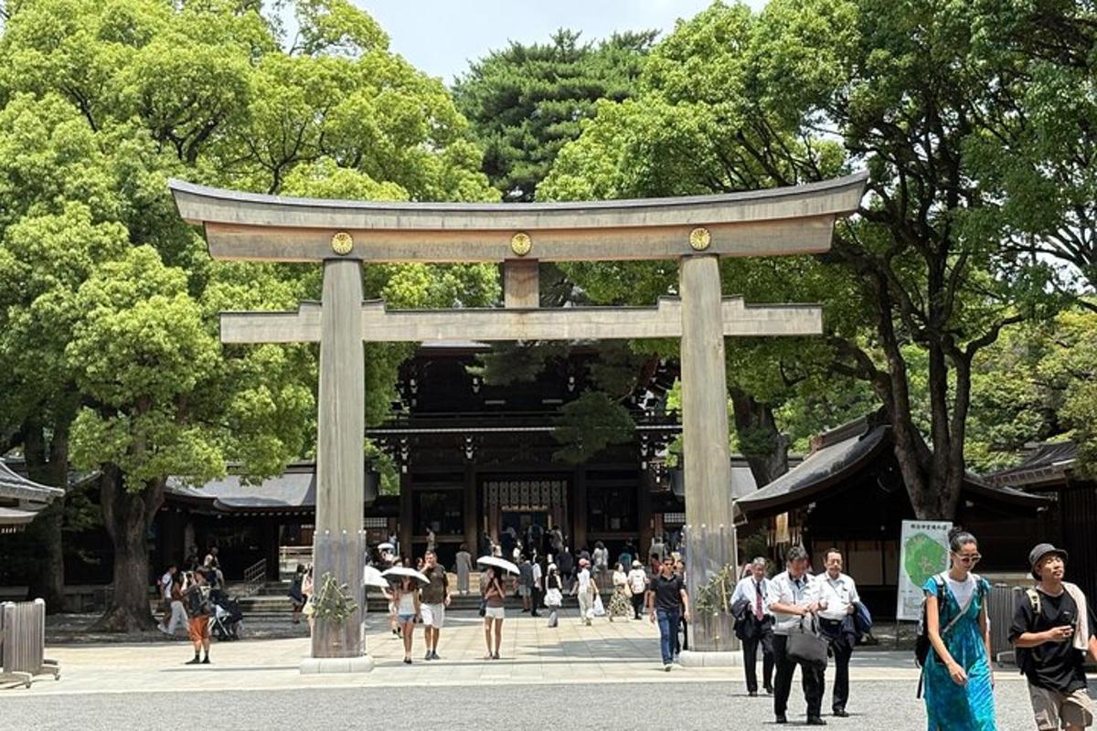 torii värav rahvahulga ees