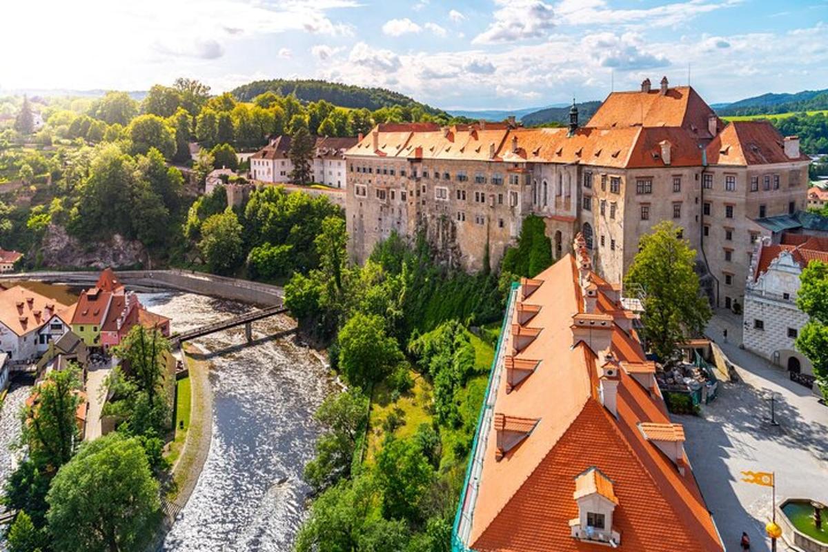 Letecký pohled na velkou budovu s řekou