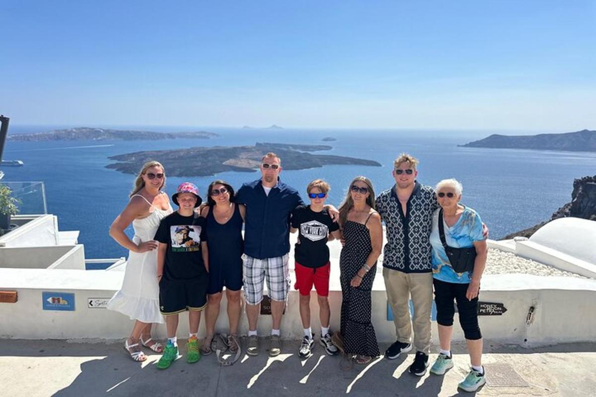 un grup de persones posant per a una foto davant de l'oceà