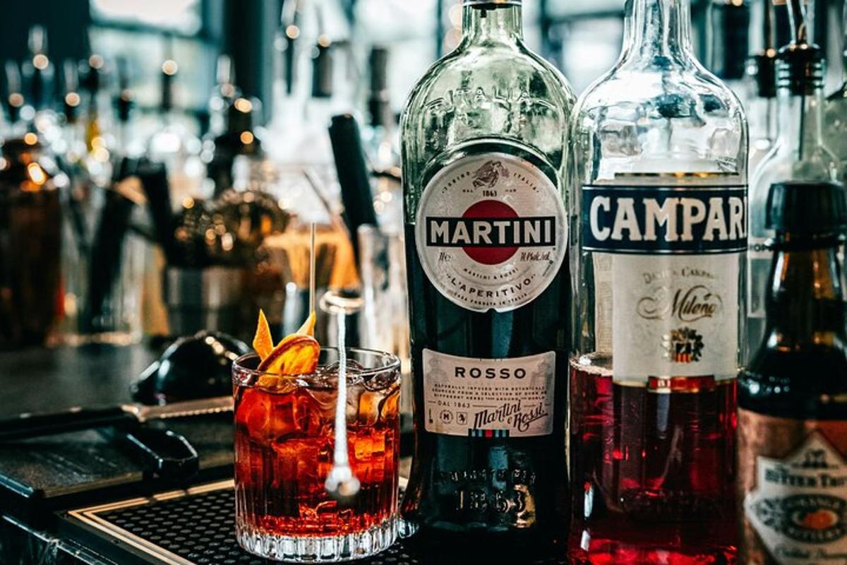 dve steklenici alkohola in pijača na šanku