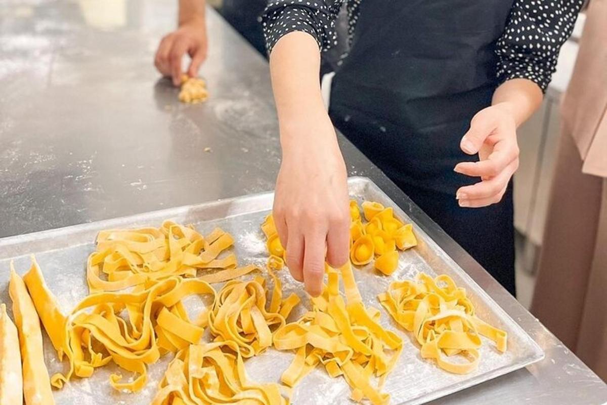 en person tilbereder pasta på en køkkenbordplade