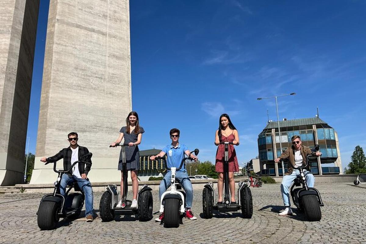 un gruppo di persone in segway davanti a un monumento