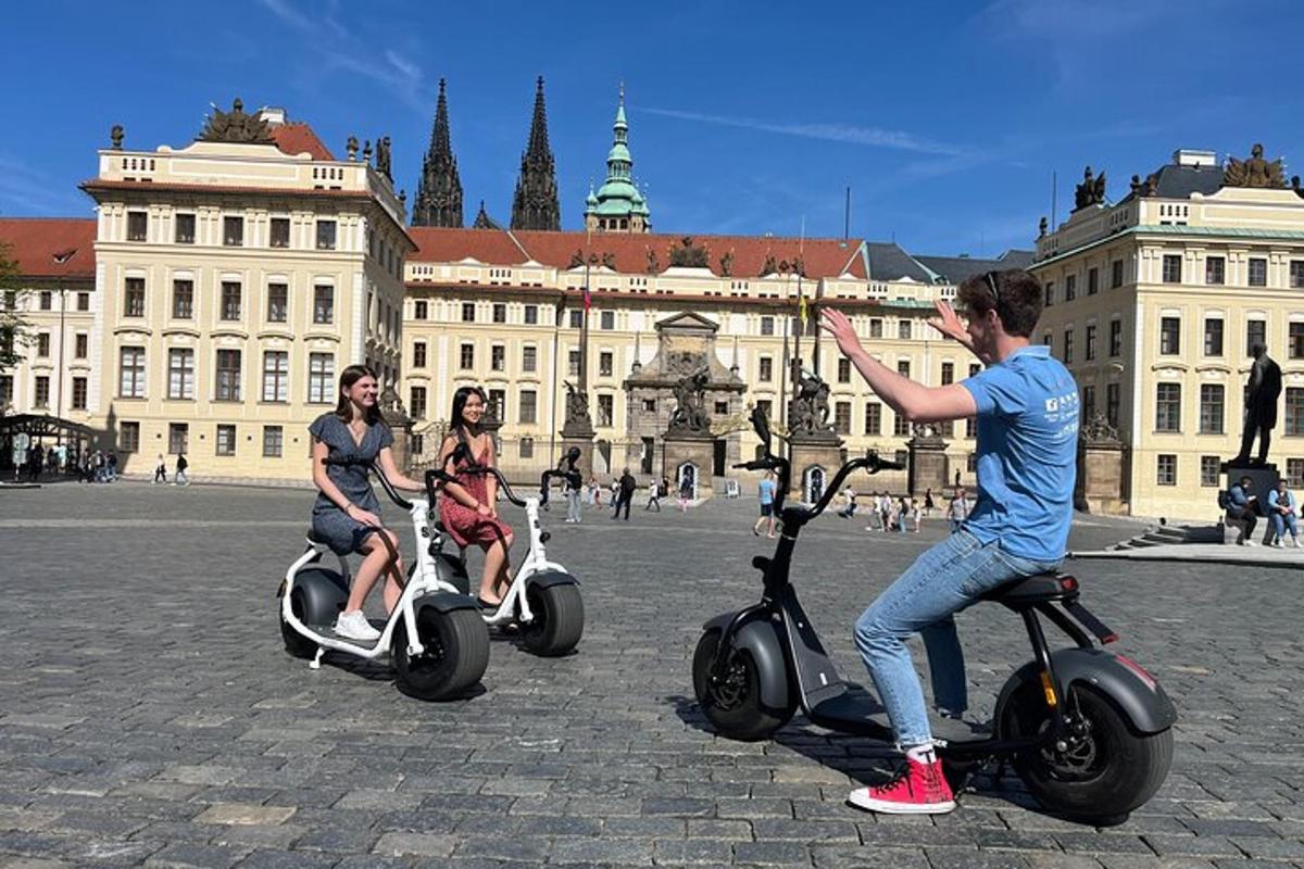 tre persone in scooter davanti a un edificio