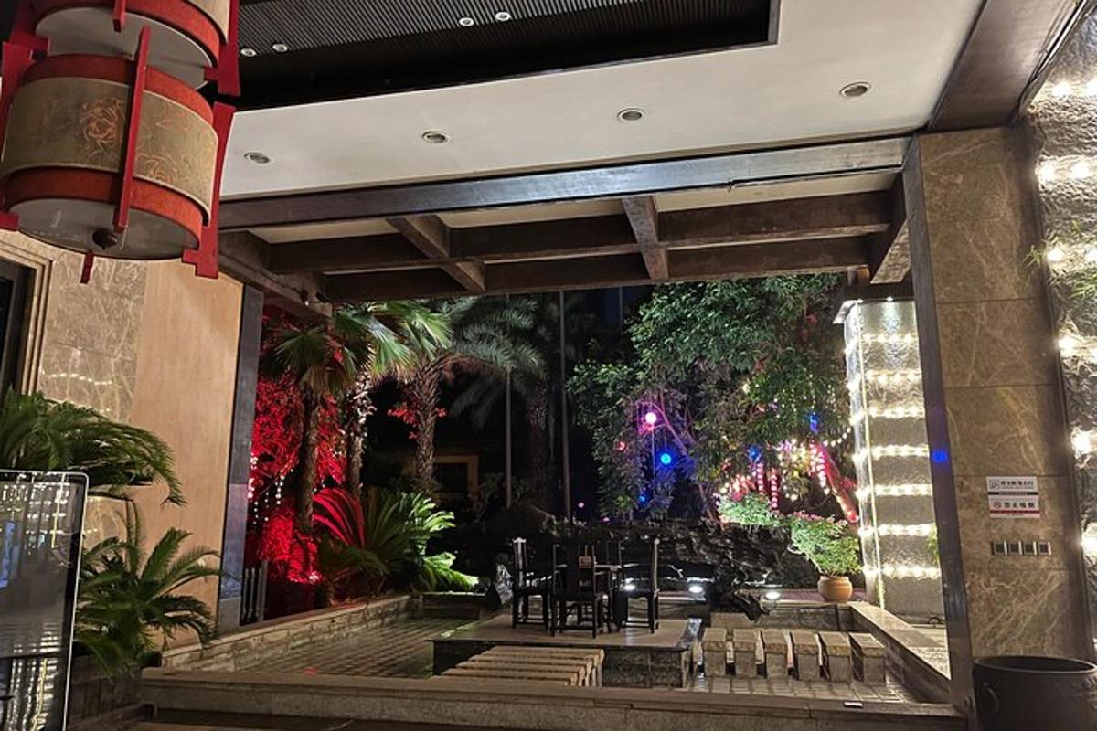 建筑物内有桌椅的露台