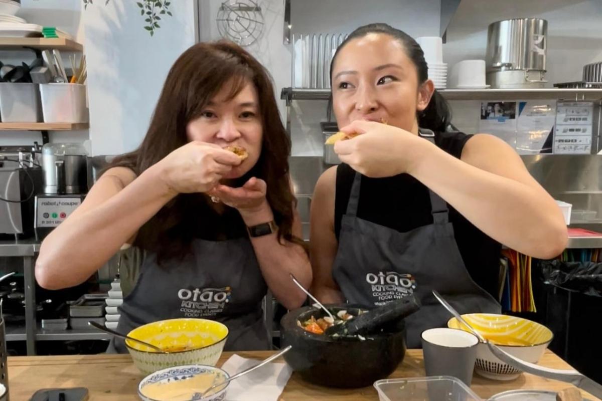 Dos mujeres en una cocina comiendo comida