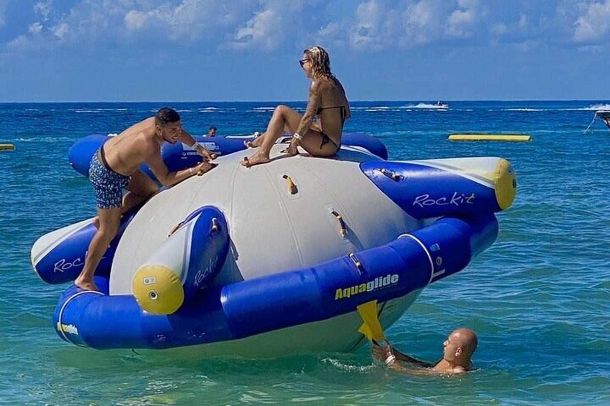 skupina lidí jedoucí na nafukovacím člunu