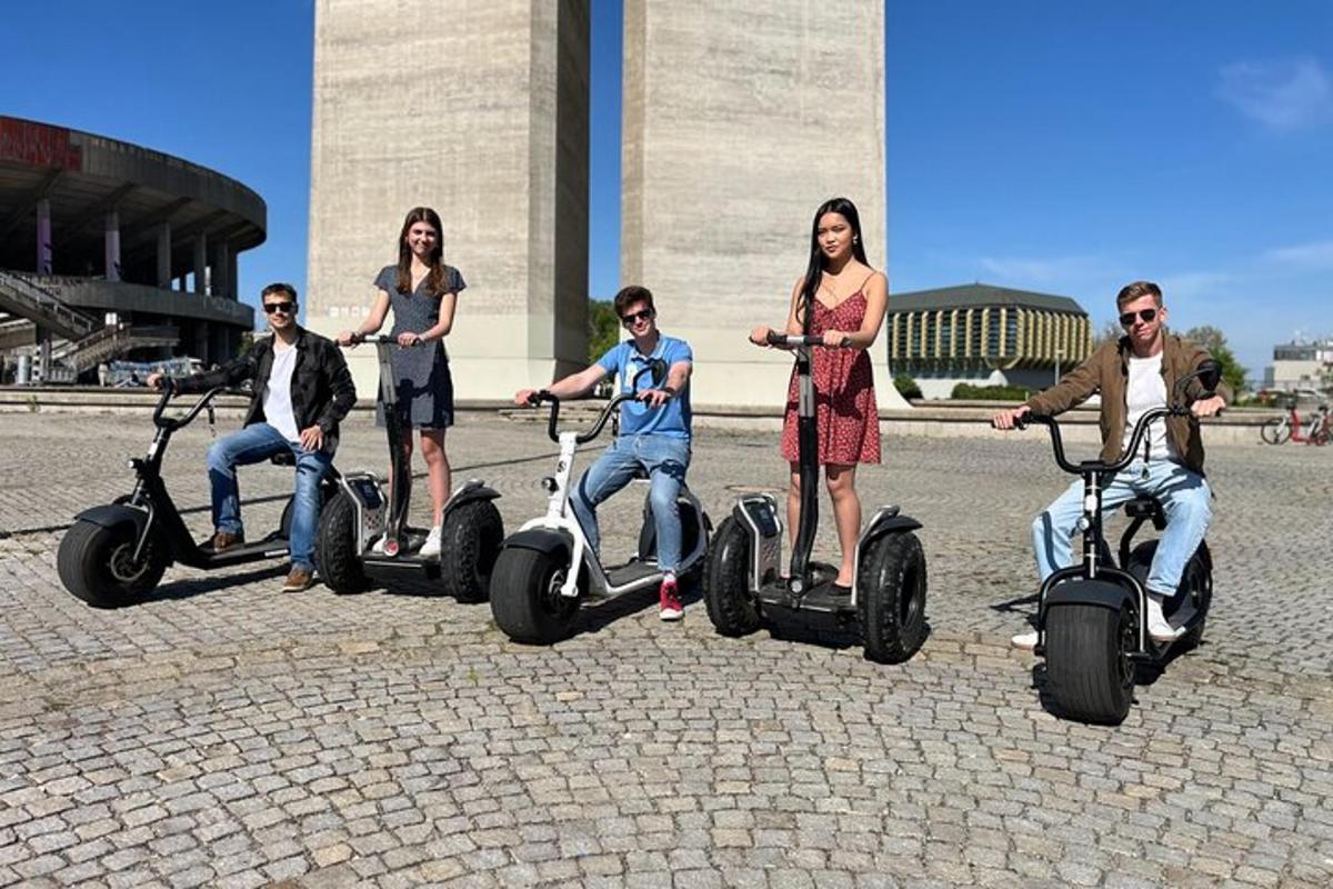 skupina lidí jedoucích na segwayích před budovou