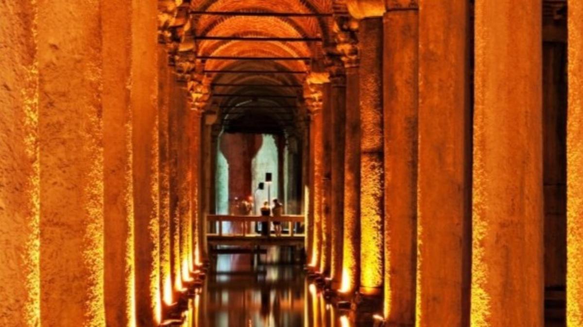 매혹적인 수중 세계에서 빛과 그림자가 아치 위로 춤을 추는 듯한 고요함을 느껴보세요.