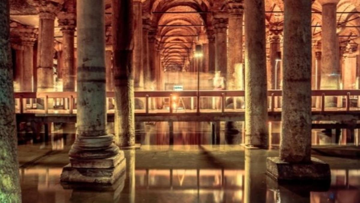 欣賞柱子在神秘面紗下如守護者般升起