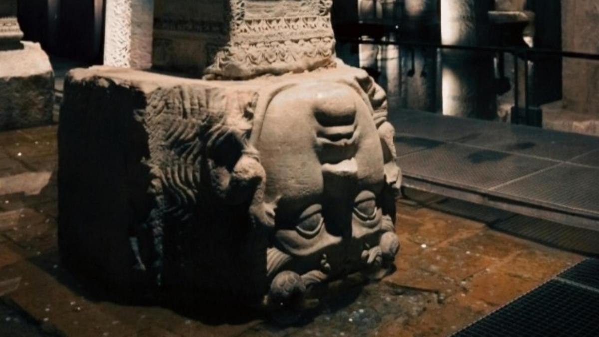 光影在古老的石頭上蕩漾，寂靜中輝映著光芒