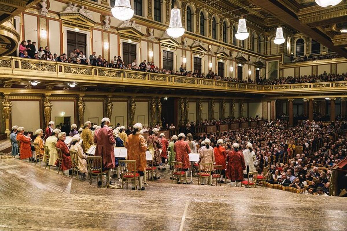 uma grande multidão de pessoas sentadas em um grande auditório