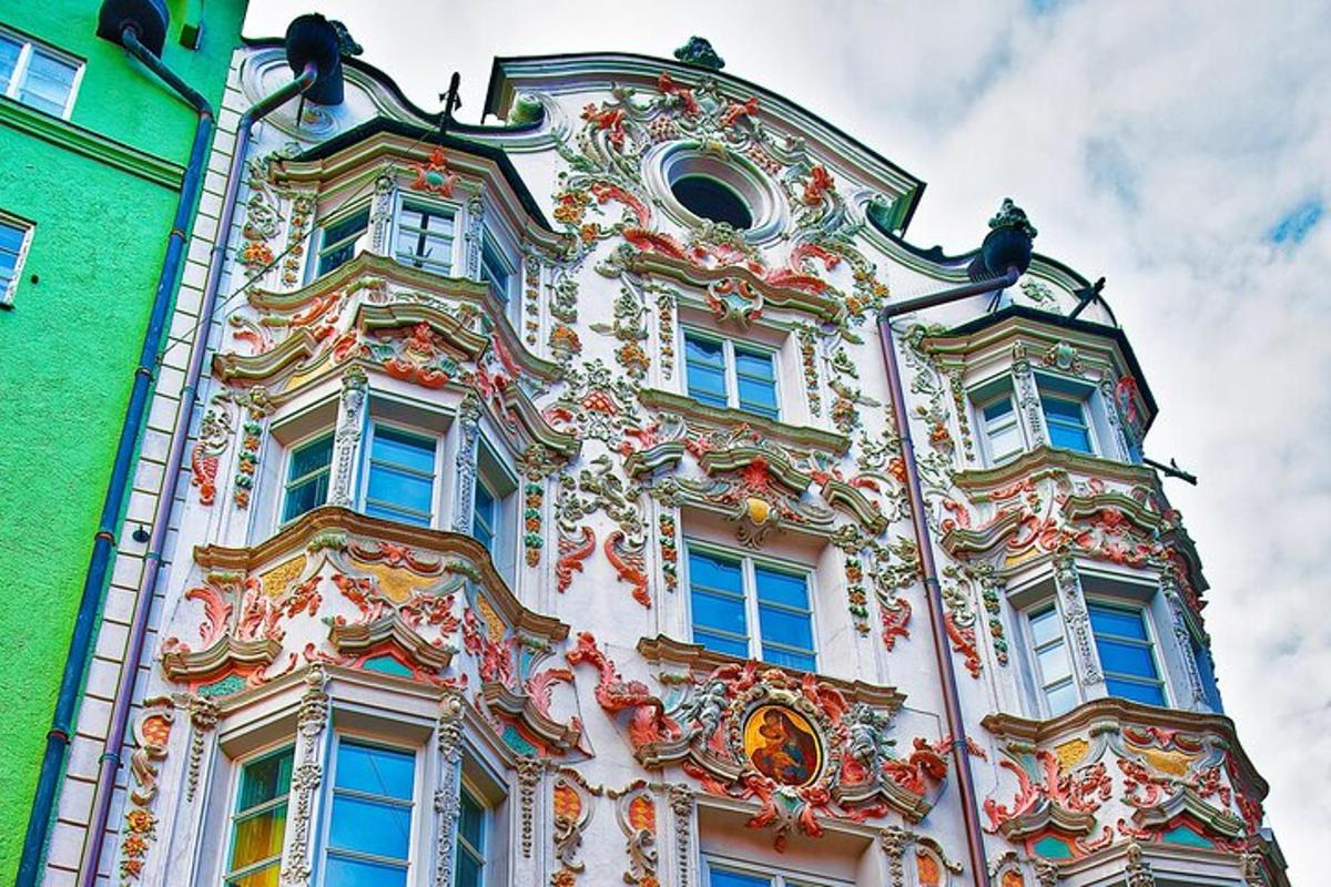 un edifici alt amb decoracions de colors