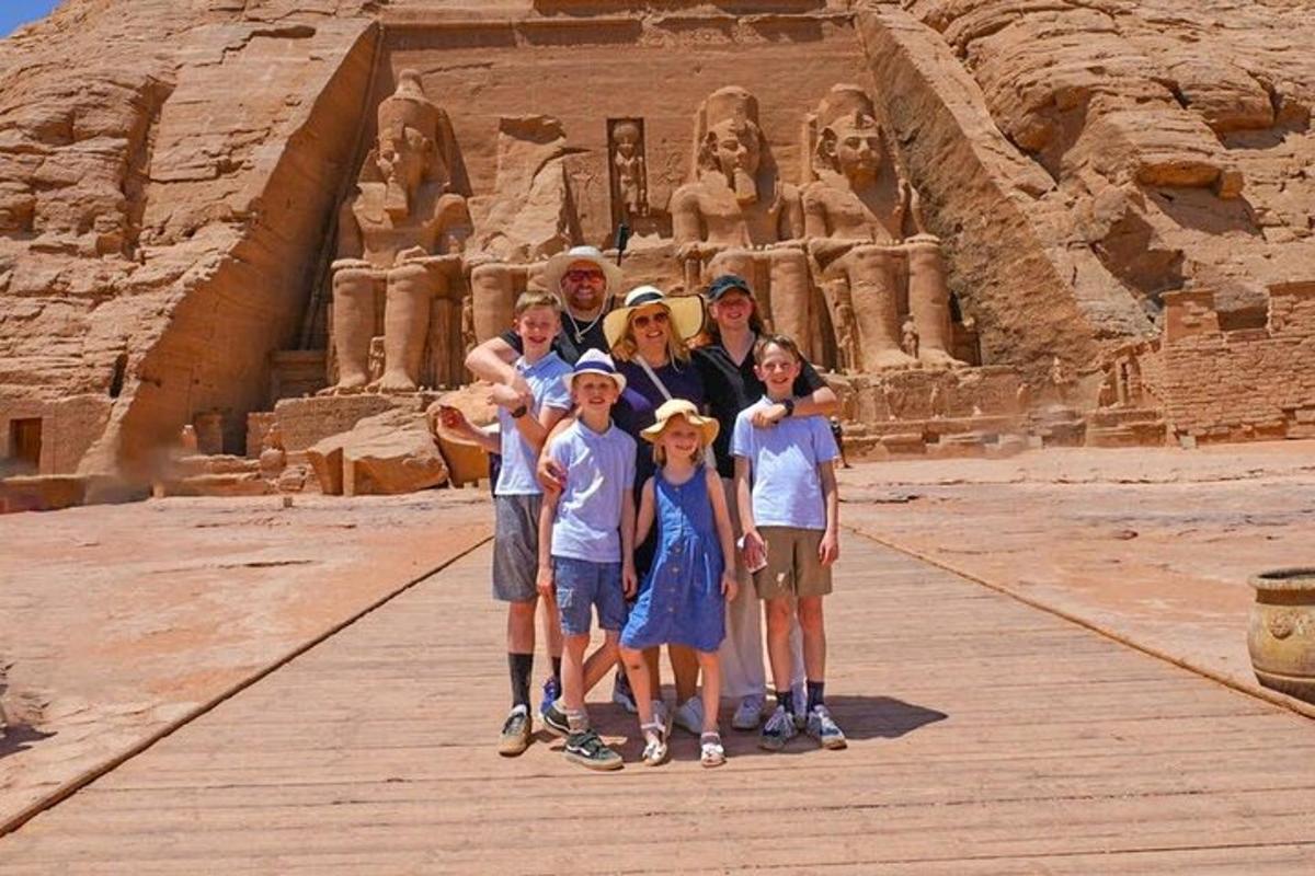 un gruppo di persone in piedi di fronte agli Araoh