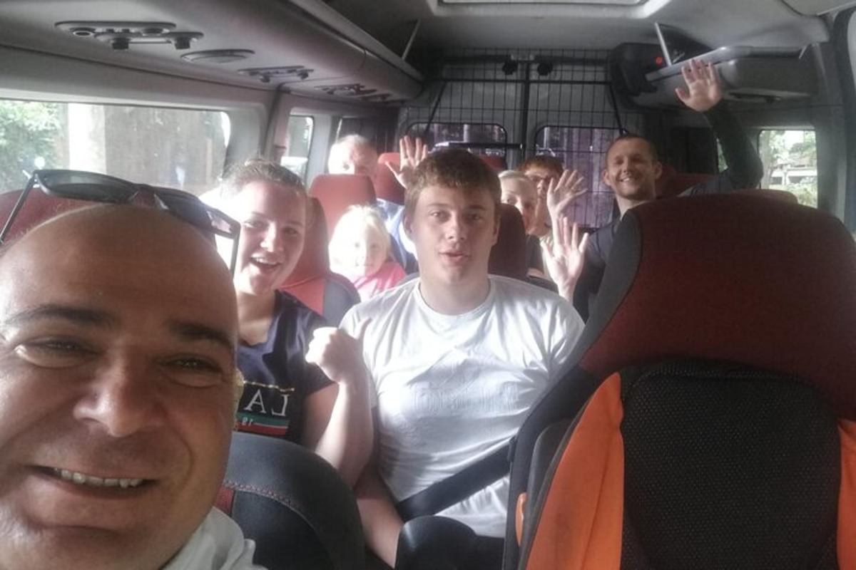 un grup d'homes asseguts en un autobús