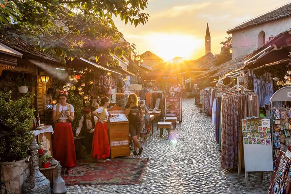 un gruppo di persone che camminano in un mercato con negozi